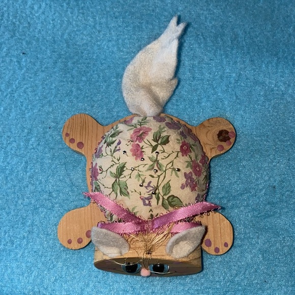 KITTY CAT pin cushion wood base flora fabric mauve ribbon and paint vintage NEW - Picture 5 of 8